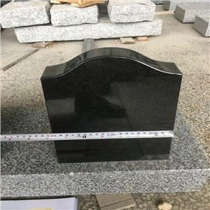 Nadgrobni spomenik od crnog granita, smaragdnog bisera